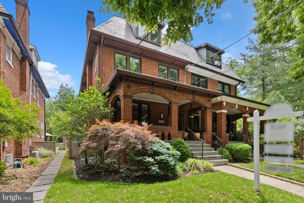 Exterior, Facade, Brick Facade, American Foursquare