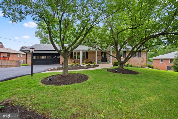 Attached, Backyard, Exterior, Facade, Brick Facade, Ranch