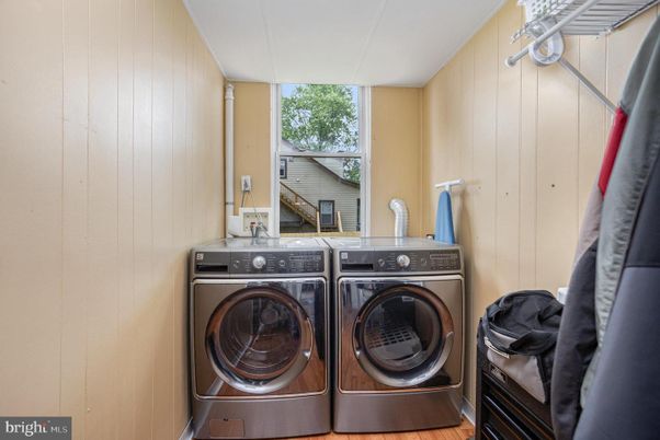 Interior, Washer, Wood Texture Flooring