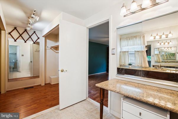Bathroom, Interior, Walk-in Closets, Wood Texture Flooring