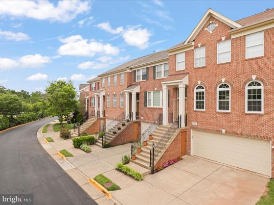 Attached, Exterior, Facade, Brick Facade, Georgian