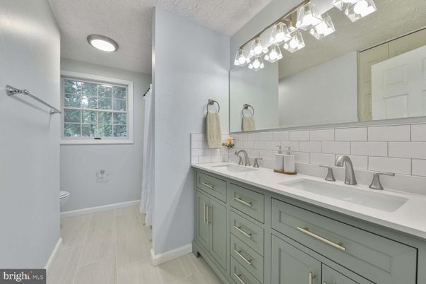 Bathroom, Dual Sink Vanities, Interior, Recessed Lighting