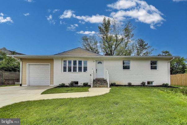 Attached, Exterior, Facade, Ranch