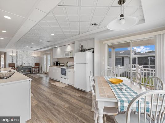 Dining room, Interior, Kitchen, Pendant Lights, Recessed Lighting, Tile Countertops, Wood Texture Flooring