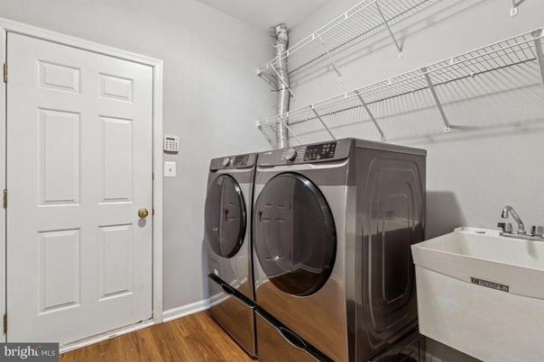 Interior, Washer, Wood Texture Flooring