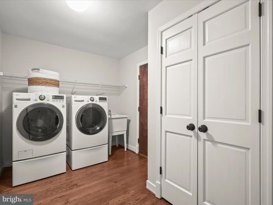 Interior, Washer, Wood Texture Flooring