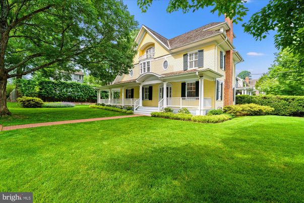 Backyard, Exterior, Facade, Queen Anne Victorian