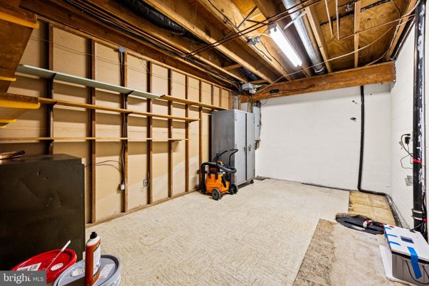 Garage, Interior, Wooden Beams