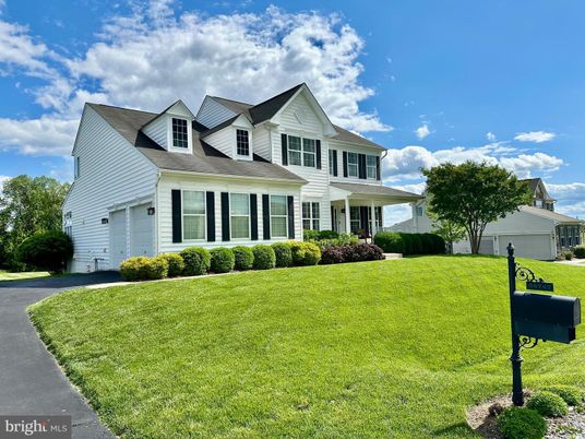 Attached, Exterior, Facade, Farmhouse