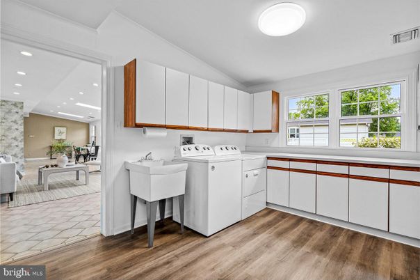 Interior, Recessed Lighting, Washer, Wood Texture Flooring