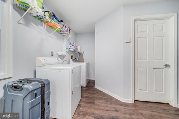 Interior, Washer, Wood Texture Flooring