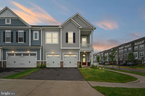 Attached, Exterior, Facade, Rowhouse