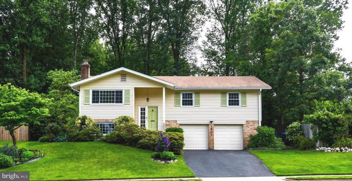 Attached, Exterior, Facade, Raised Ranch