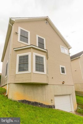 Attached, Exterior, Facade, Rowhouse