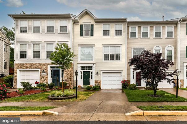 Attached, Exterior, Facade, Rowhouse