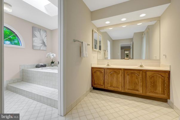 Bathroom, Dual Sink Vanities, Interior, Recessed Lighting