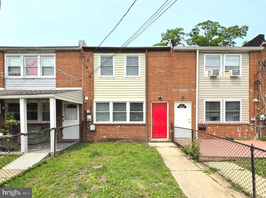 Exterior, Facade, Brick Facade, Rowhouse