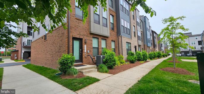 Exterior, Facade, Brick Facade, Rowhouse