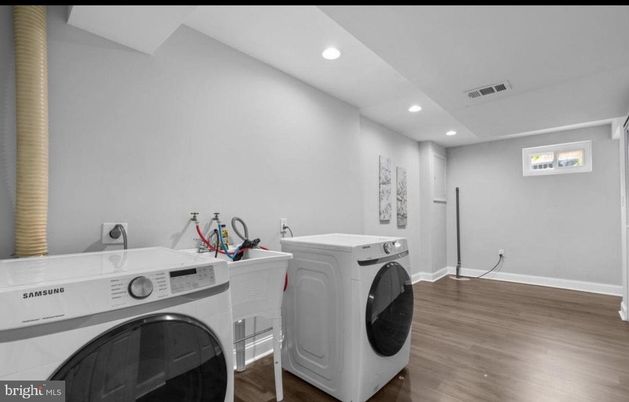 Interior, Recessed Lighting, Washer, Wood Texture Flooring