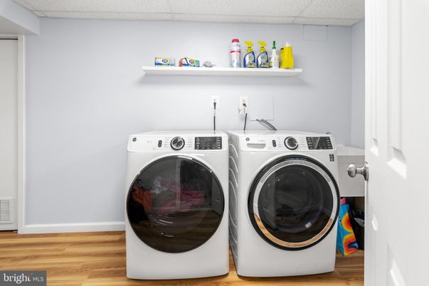 Interior, Washer, Wood Texture Flooring