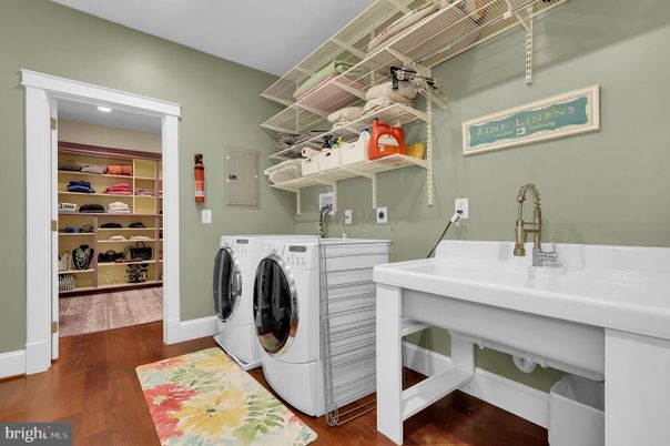 Interior, Recessed Lighting, Washer, Wood Texture Flooring