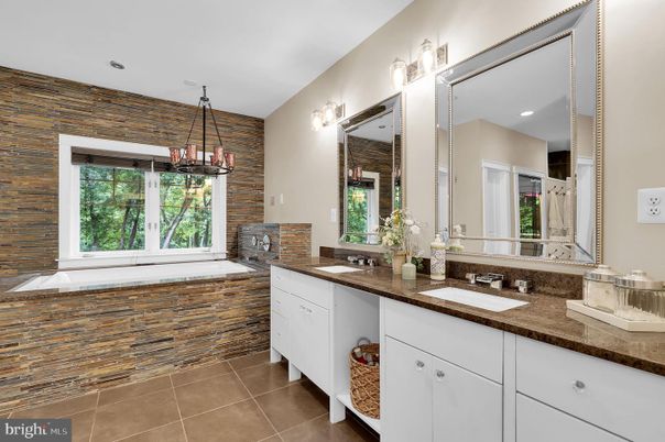 Bathroom, Dual Sink Vanities, Interior, Recessed Lighting