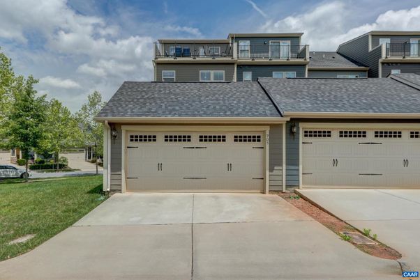 Attached, Exterior, Facade, None