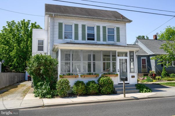 Exterior, Facade, American Foursquare