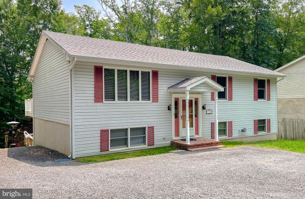 Exterior, Facade, Raised Ranch