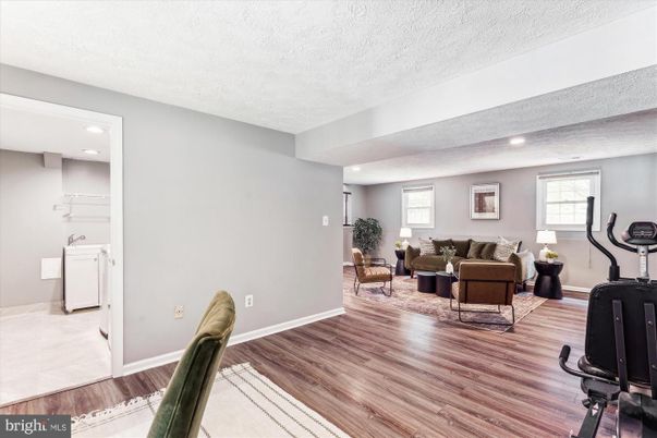 Fitness Equipment, Interior, Living room, Recessed Lighting, Wood Texture Flooring