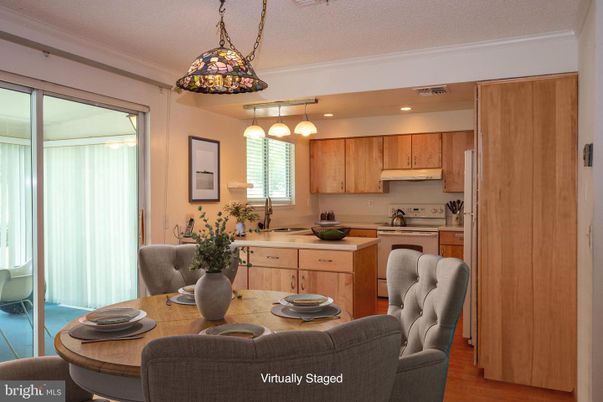 Dining room, Interior, Kitchen, Pendant Lights, Recessed Lighting, Wood Texture Flooring