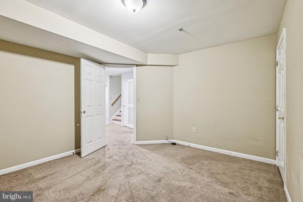 Empty room, Interior