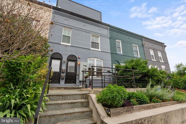 Exterior, Facade, Rowhouse