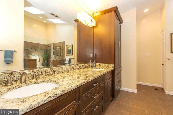 Bathroom, Dual Sink Vanities, Interior, Recessed Lighting