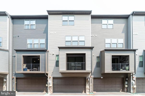 Attached, Exterior, Facade, Rowhouse
