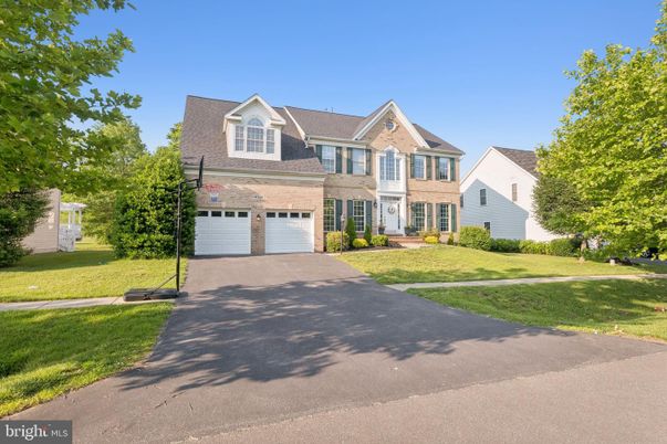 Attached, Exterior, Facade, Farmhouse