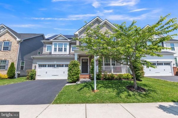 Attached, Exterior, Facade, American Craftsman