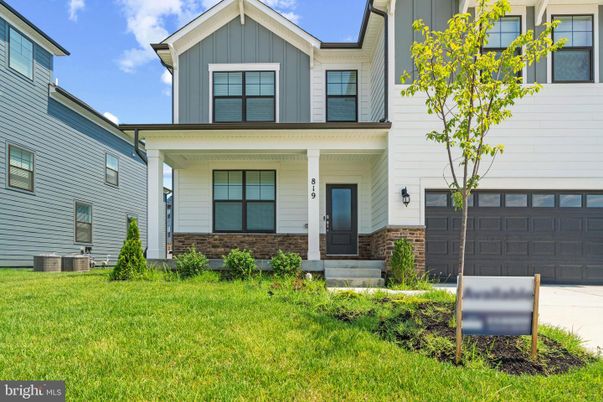 Attached, Exterior, Facade, Farmhouse