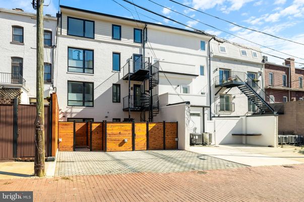 Attached, Exterior, Facade, Rowhouse
