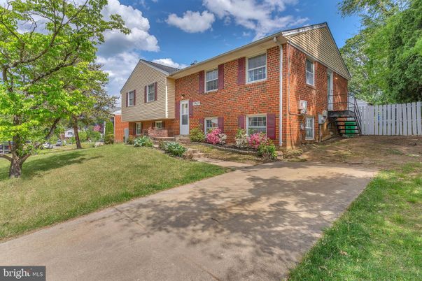 Exterior, Facade, Brick Facade, Raised Ranch