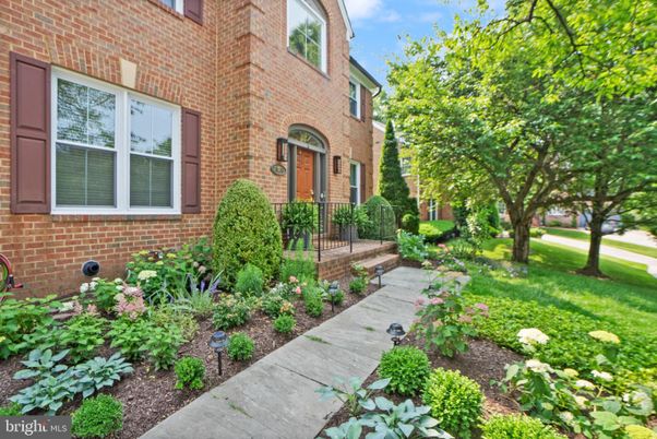 Exterior, Facade, Brick Facade, Rowhouse