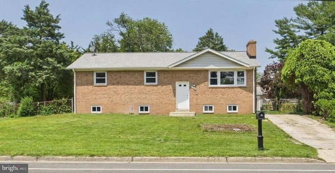 Exterior, Facade, Brick Facade, Raised Ranch
