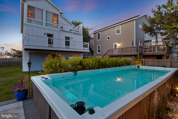 Exterior, Hot Tub, Pool