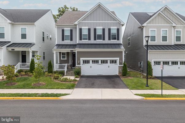 Attached, Exterior, Facade, Rowhouse