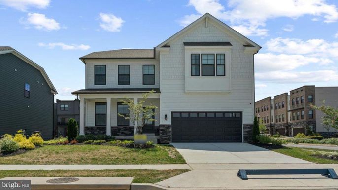Attached, Exterior, Facade, Farmhouse