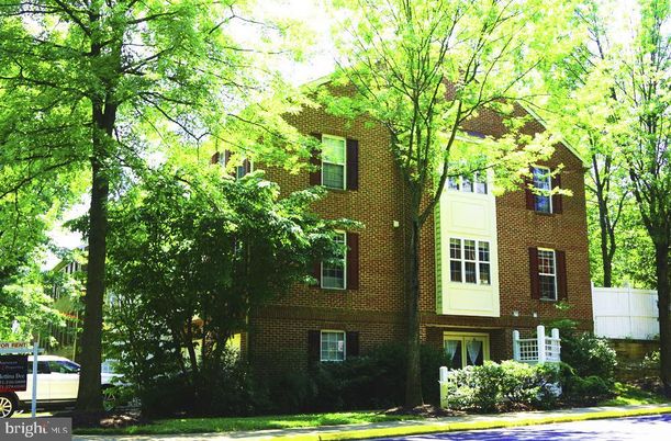 Exterior, Facade, Brick Facade, Rowhouse
