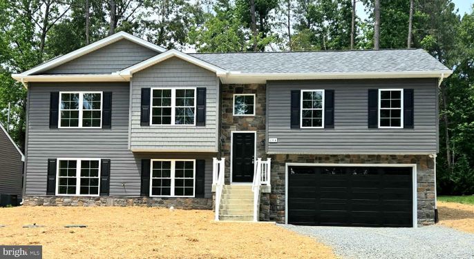Attached, Exterior, Facade, Raised Ranch