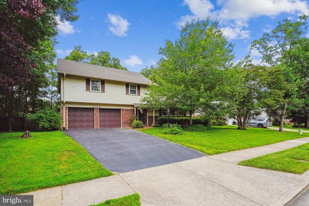 Attached, Exterior, Facade, Brick Facade, Raised Ranch