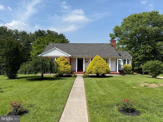 Backyard, Exterior, Facade, Ranch