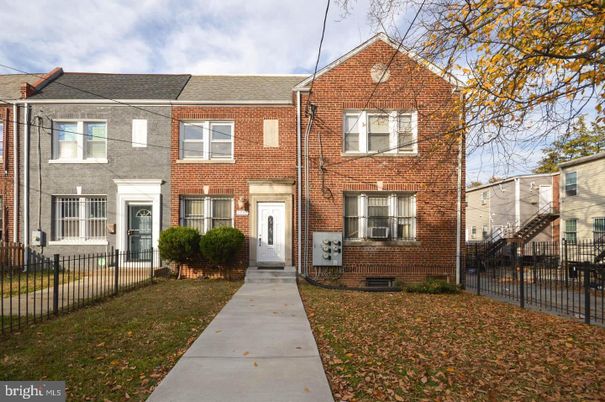 Exterior, Facade, Brick Facade, Rowhouse